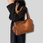 Sac à épaule marron porté avec élégance, style chic et polyvalent pour un usage quotidien