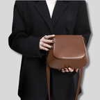 Sac à épaule marron détail porté par femme – sac structuré minimaliste