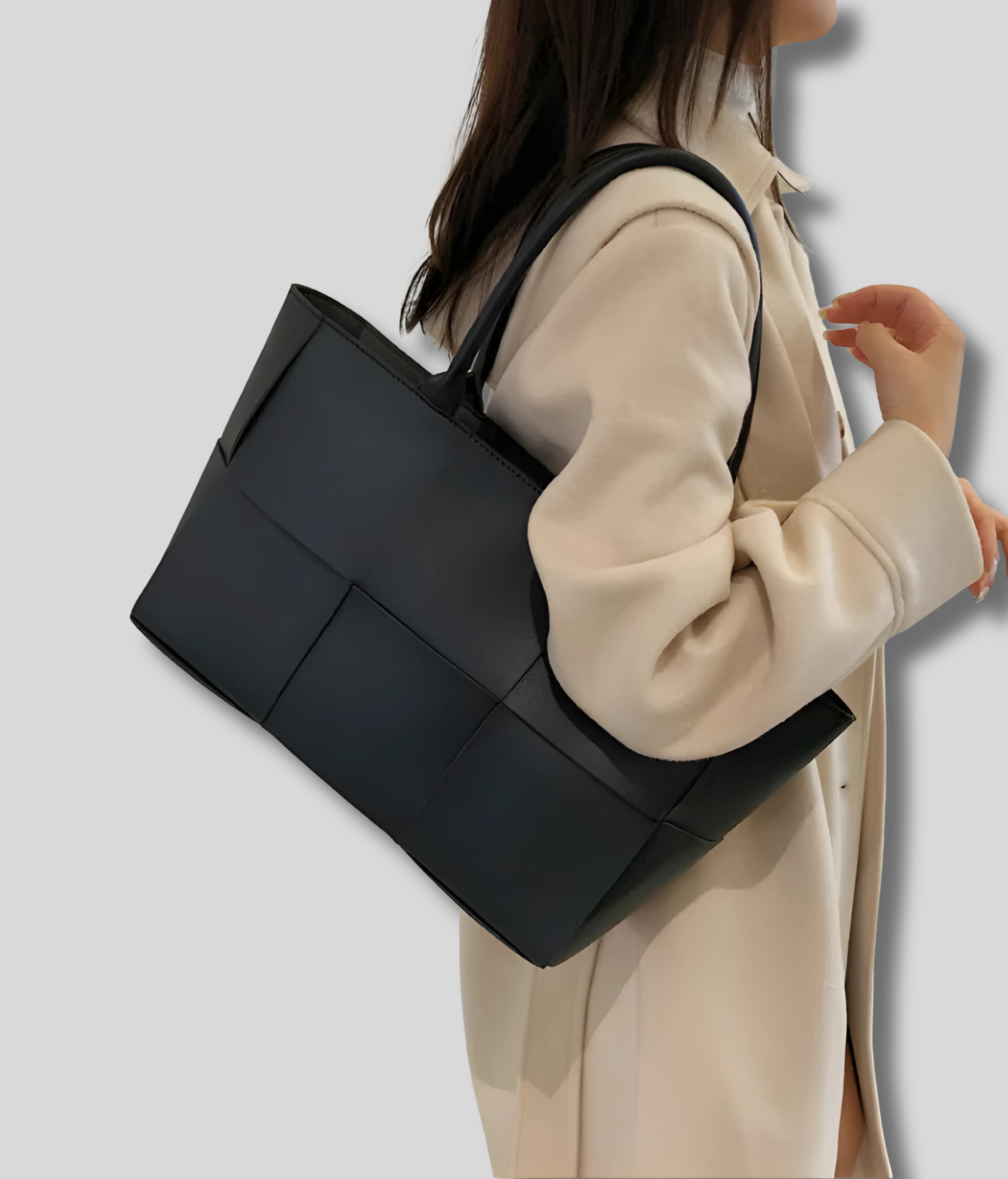 Sac cabas noir porté à l’épaule, style urbain élégant, grand format