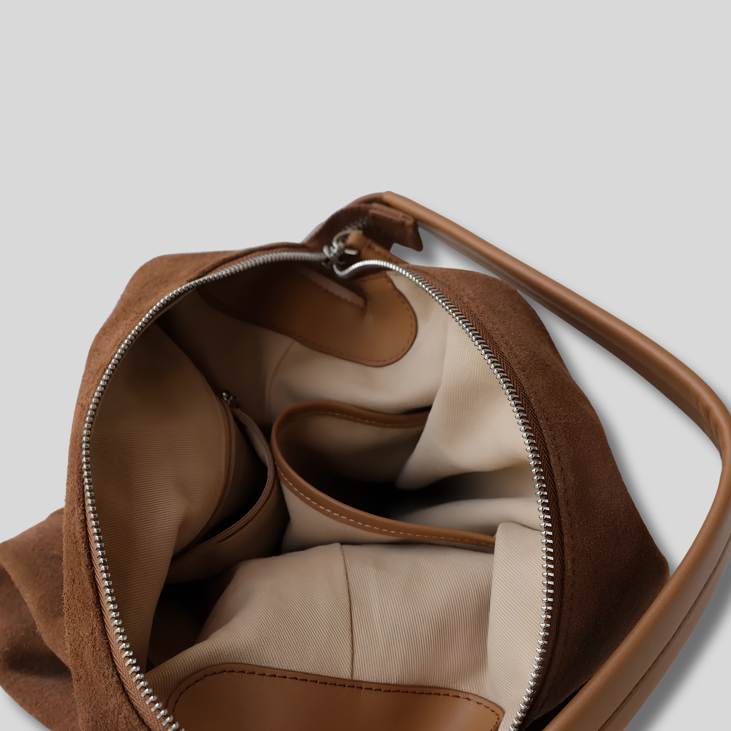 Intérieur du sac avec compartiments de rangement et doublure claire