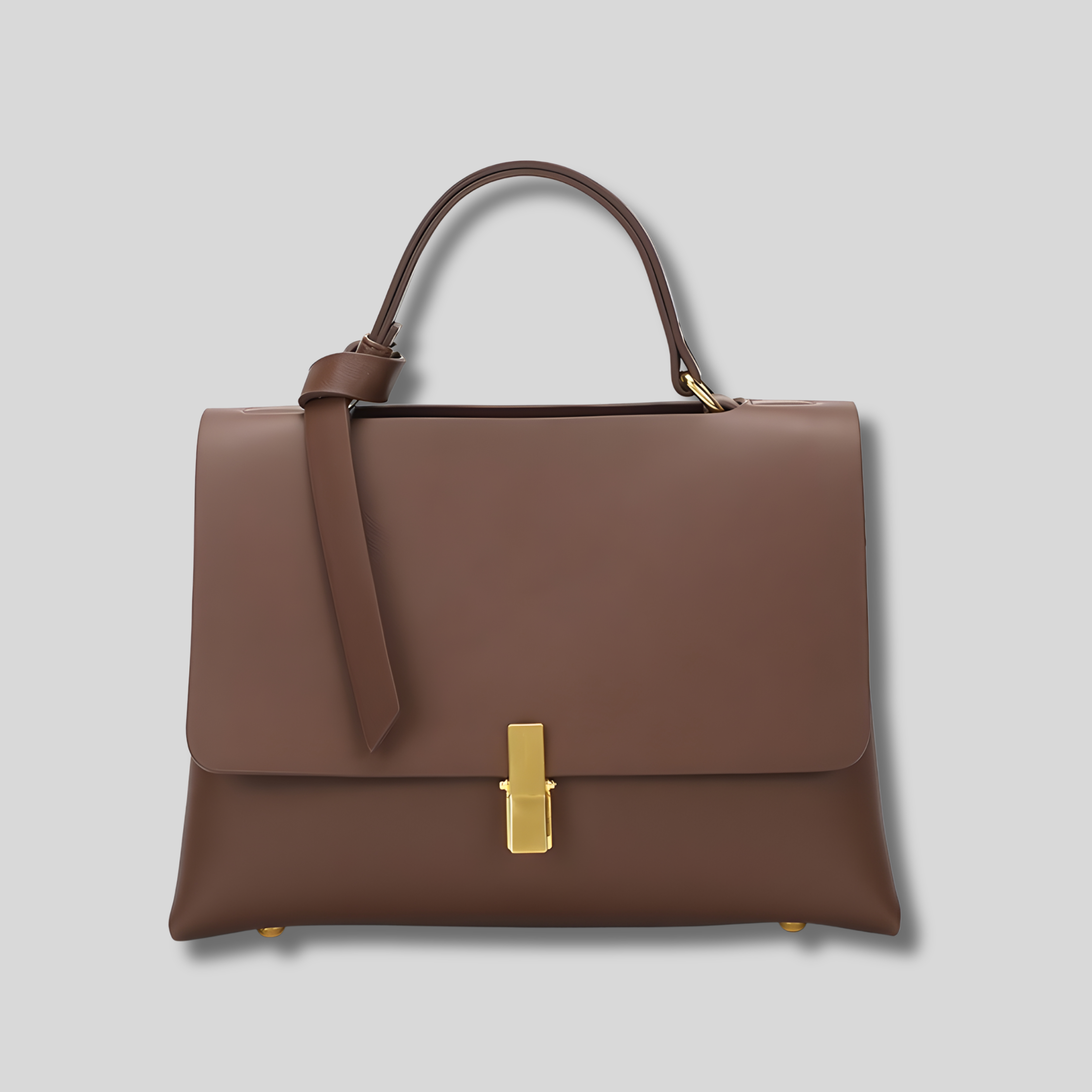 Sac à main couleur café en cuir lisse avec rabat structuré et fermoir doré élégant – vue de face.