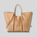 Grand sac à main couleur abricot pour femme au style minimaliste, présenté seul