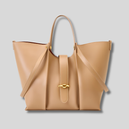 Grand sac à main couleur abricot pour femme au style minimaliste, présenté seul
