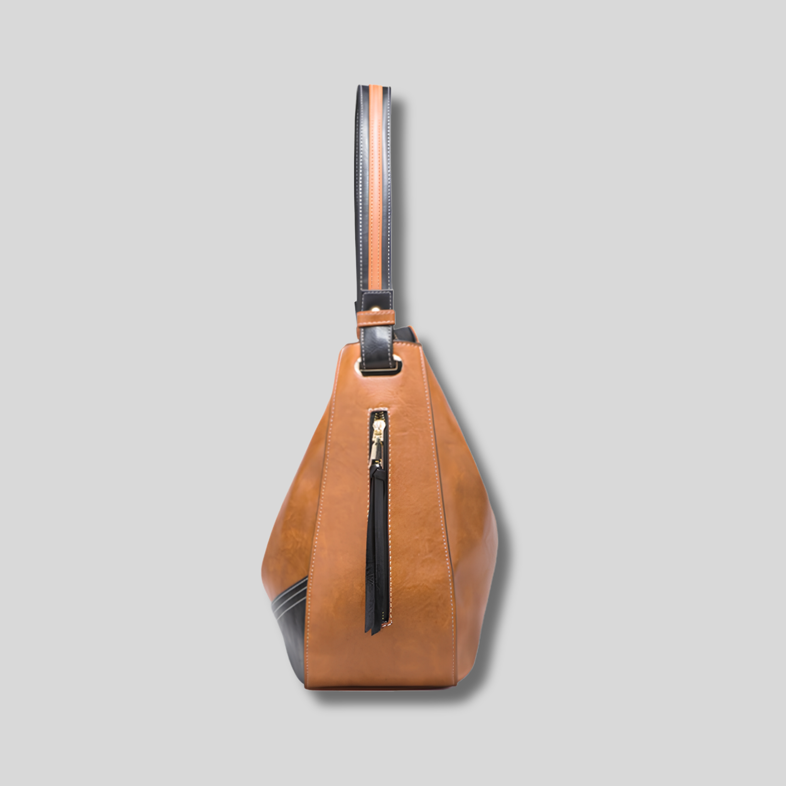 Profil latéral du sac épaule camel avec fermeture zippée et détails noirs
