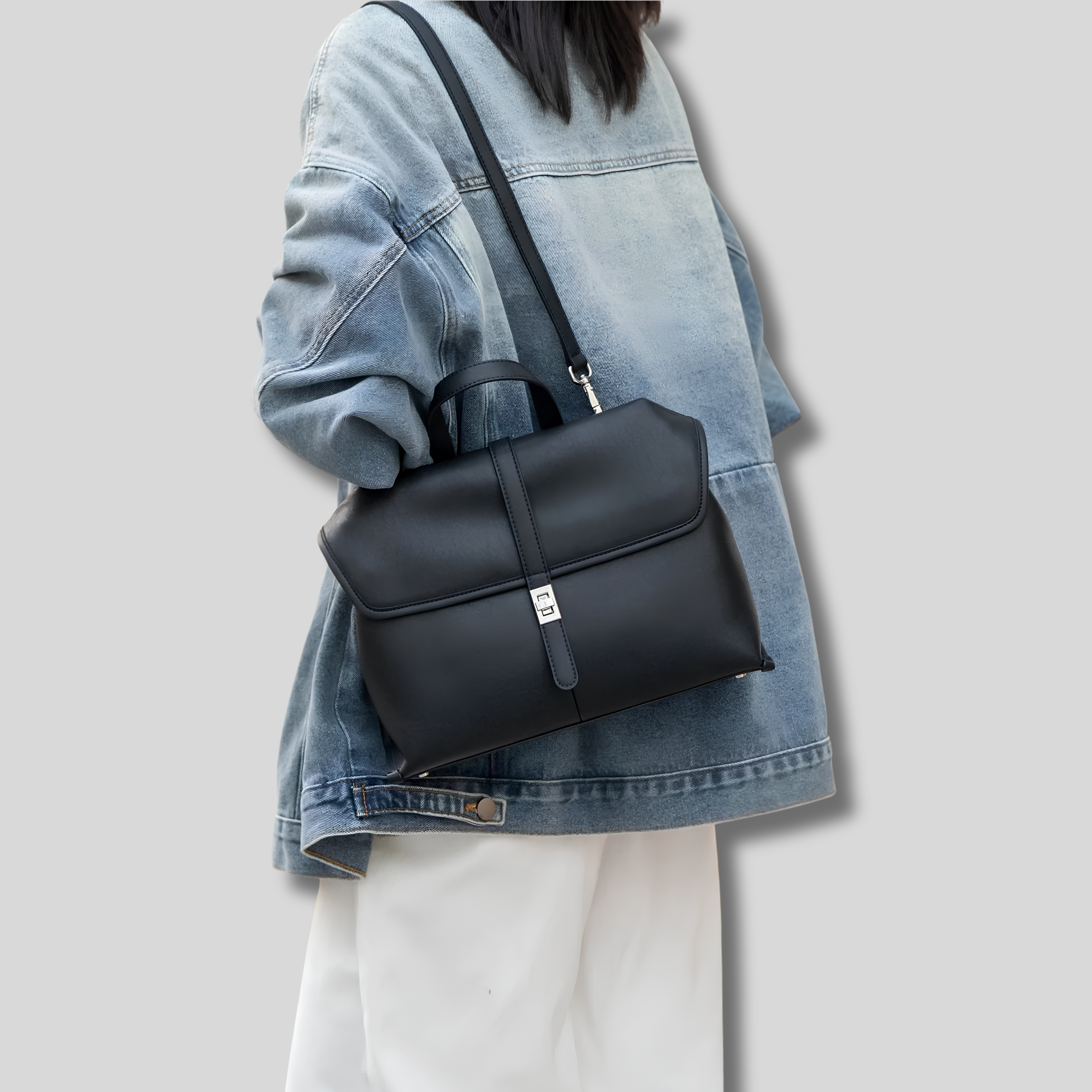 Femme portant le Sac Bandoulière Éloresse noir en bandoulière au quotidien
