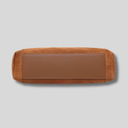 Base renforcée du Sac Épaule Ambréa en cuir véritable effet daim avec finition soignée.