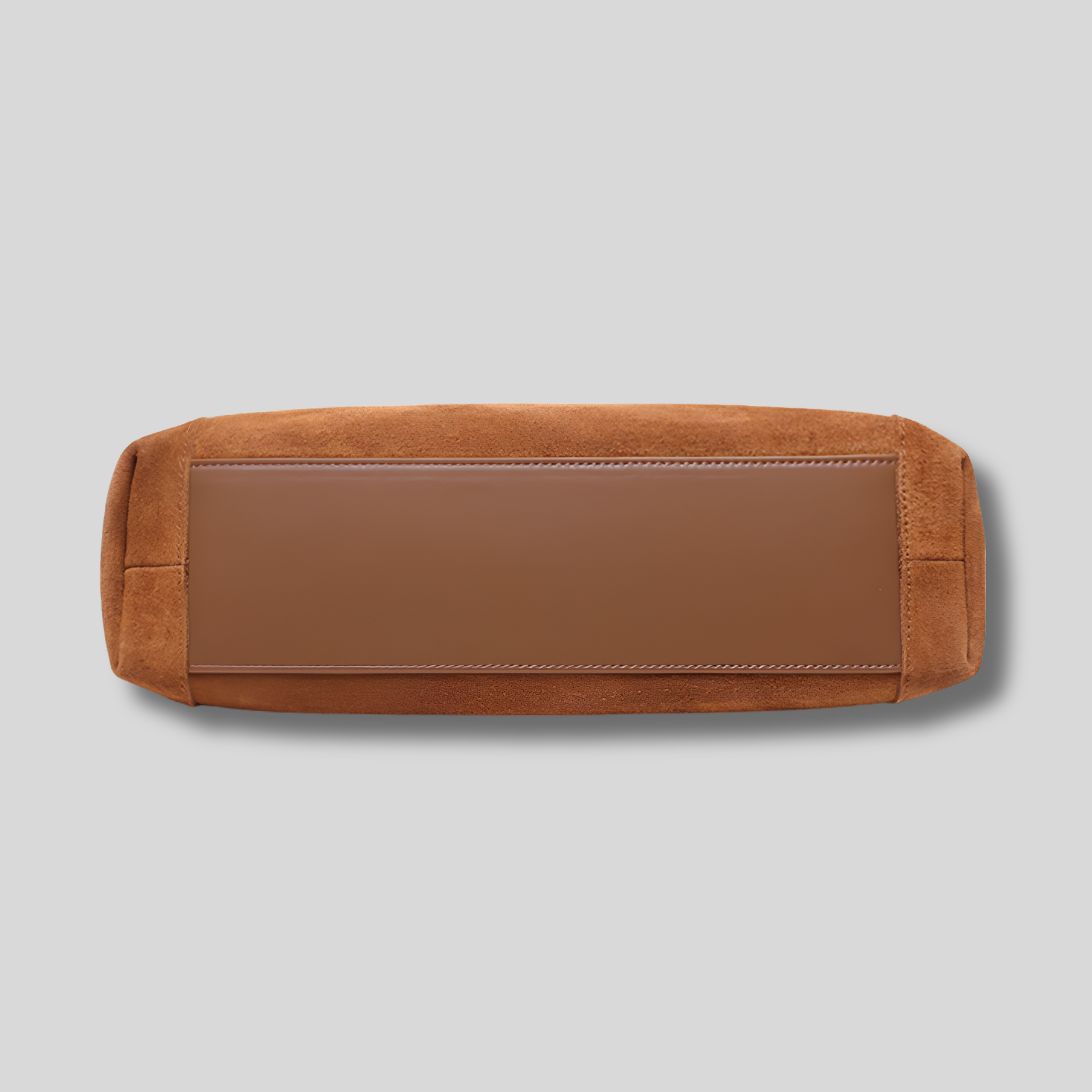 Base renforcée du Sac Épaule Ambréa en cuir véritable effet daim avec finition soignée.