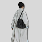Sac cabas rétro noir porté à l’épaule par une femme, style urbain