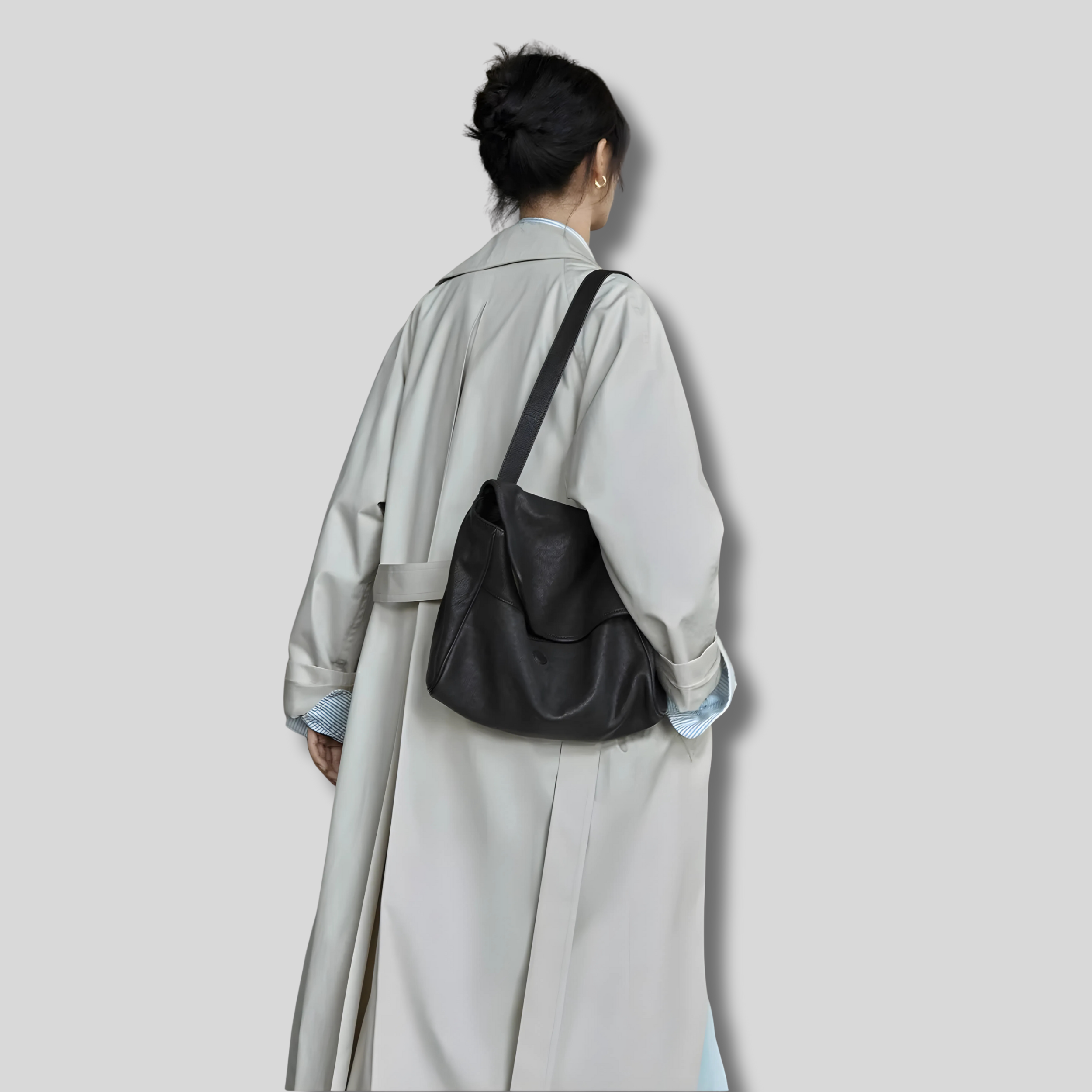 Sac cabas rétro noir porté à l’épaule par une femme, style urbain