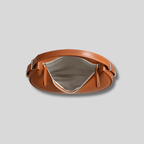 Intérieur du sac demi-lune avec fermeture éclair sécurisée