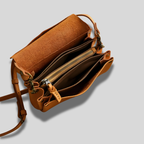 Sac bandoulière Arvane ouvert montrant plusieurs compartiments pratiques pour téléphone et essentiels