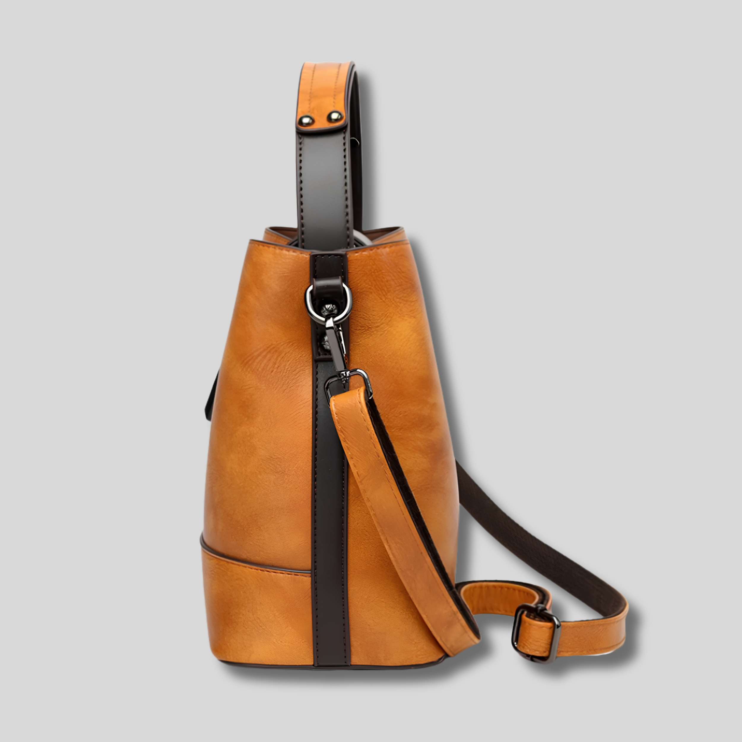 Vue latérale du sac porté épaule camel avec détails en cuir contrastés et finition vintage