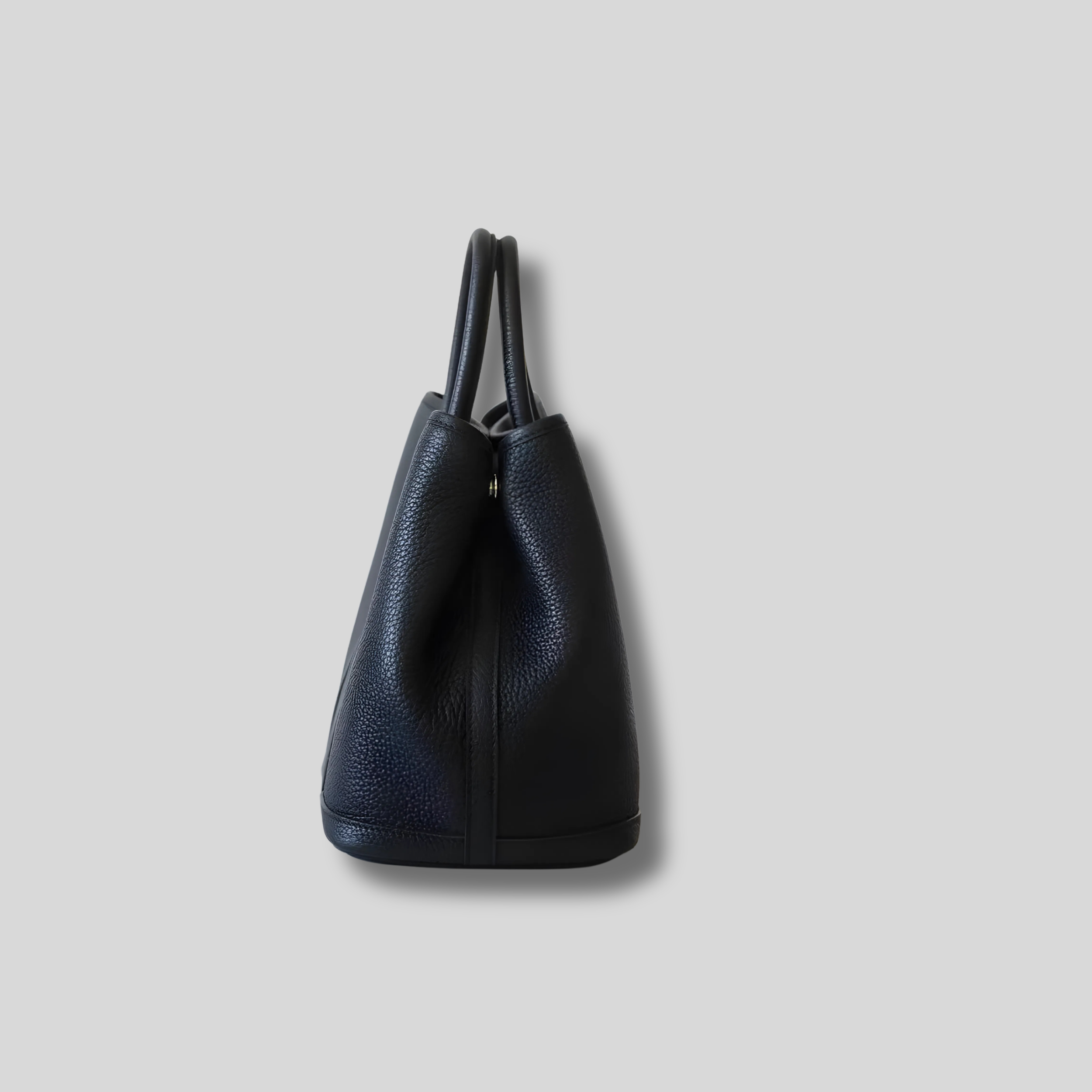 Vue latérale du sac cabas femme noir, structure élégante et tenue stable – AlluTurne