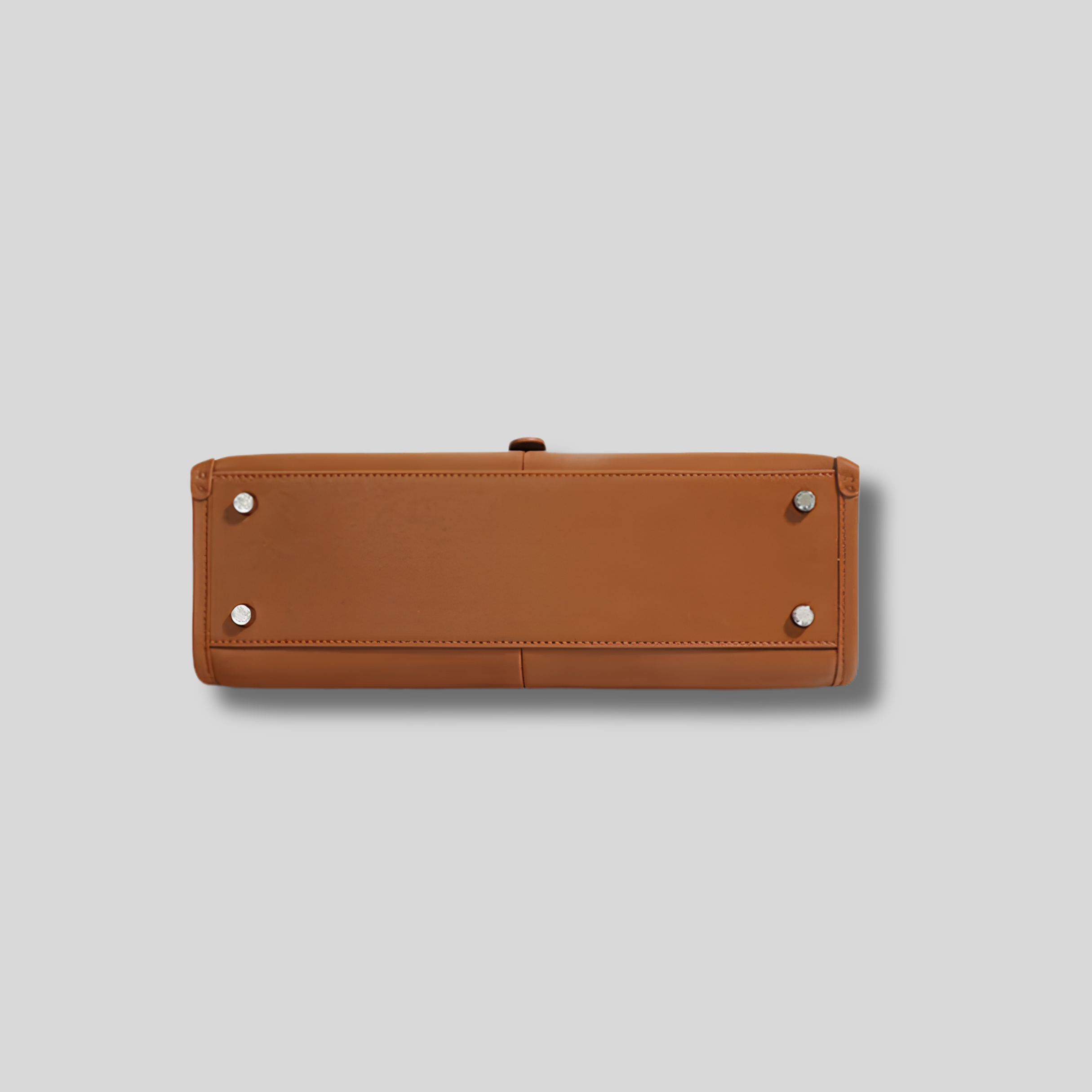 Base renforcée du Sac Bandoulière Éloresse avec détails métalliques