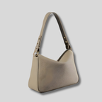 Sac épaule en cuir beige vu de côté avec forme structurée