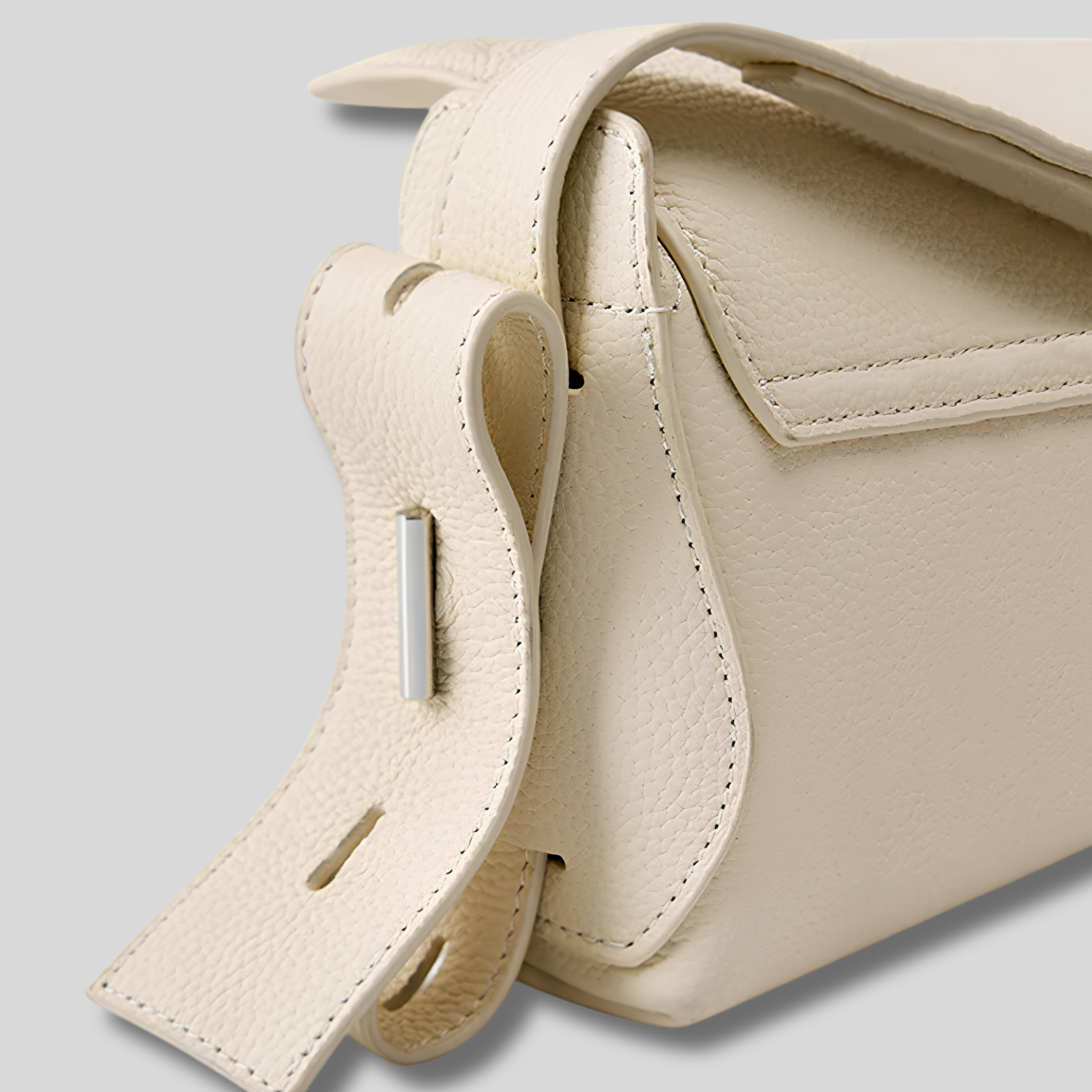 Détail de la sangle réglable du Sac Bandoulière Élysande en cuir véritable