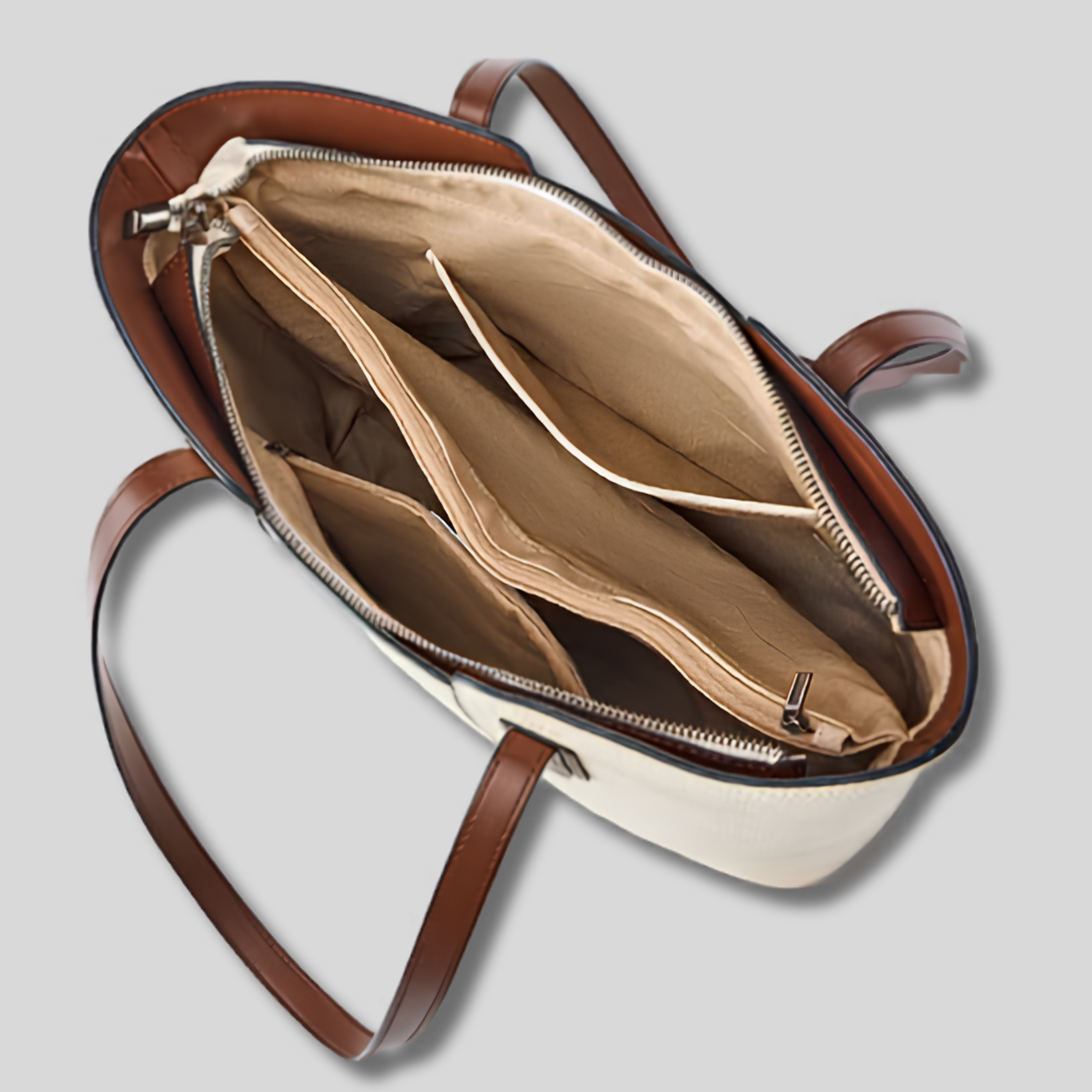 Intérieur du sac cabas en cuir avec compartiments multiples et fermeture zippée