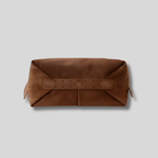 Vue du dessous du sac montrant sa base structurée et ses finitions