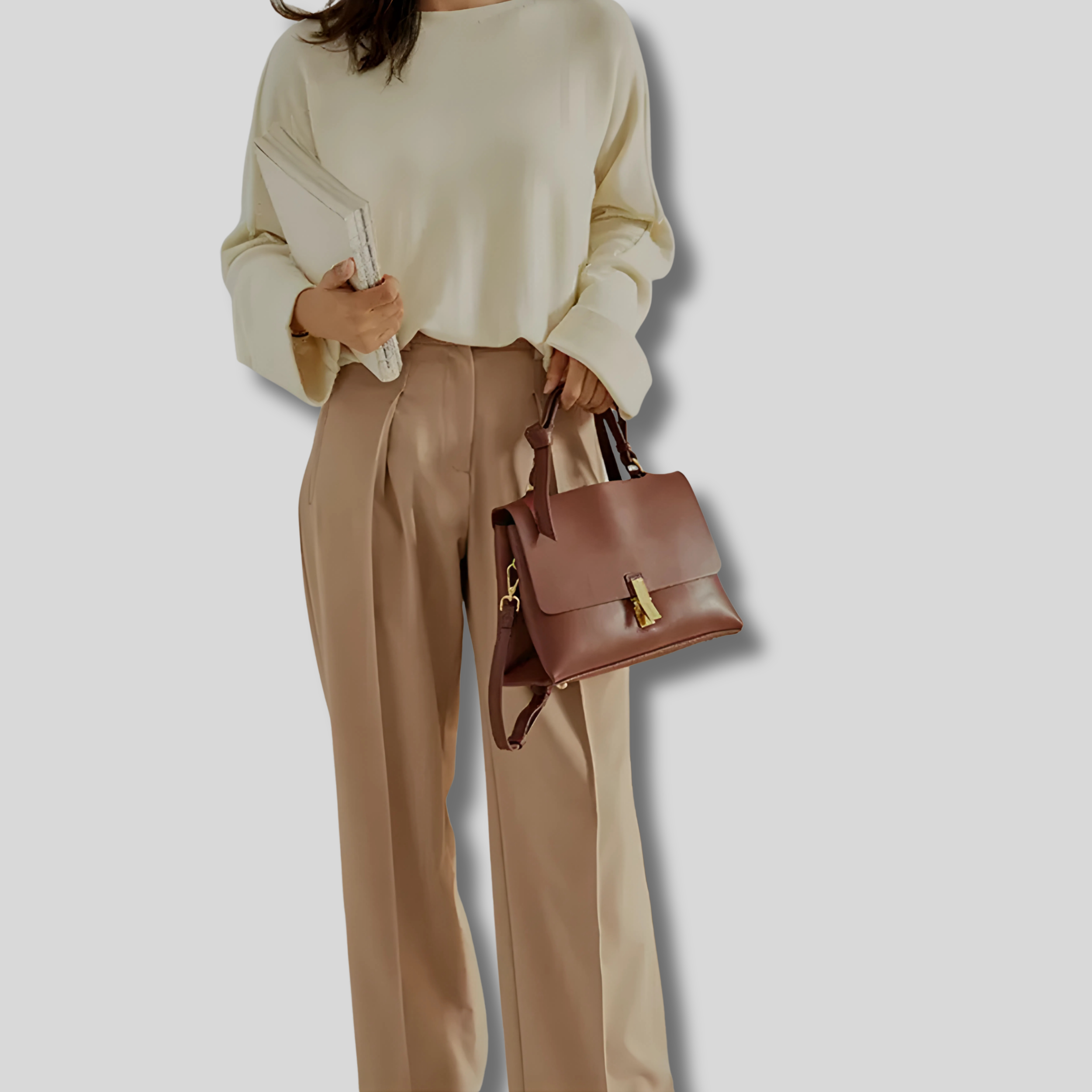 Sac marron porté à la main avec tenue élégante beige – style quotidien raffiné.