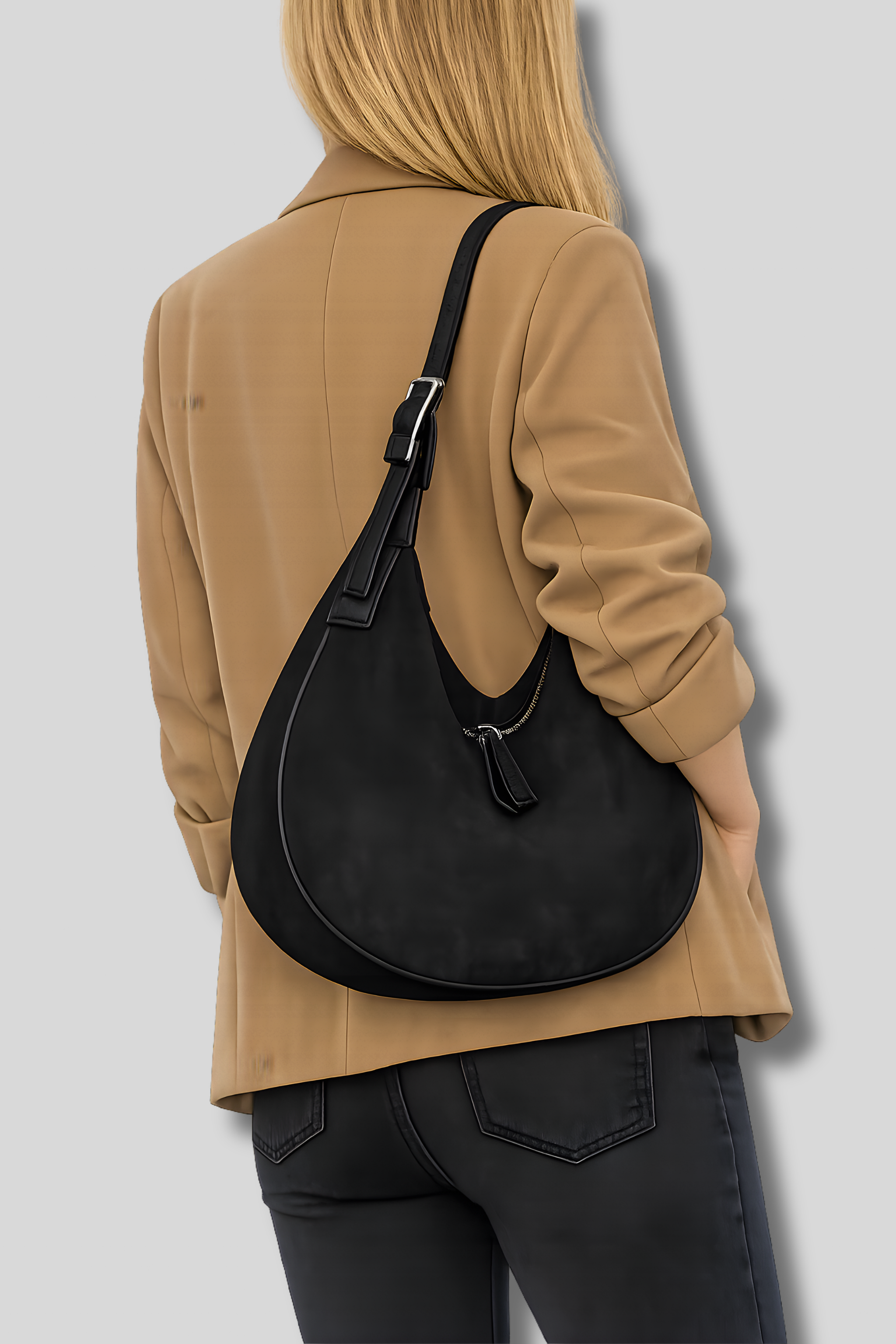 Sac Aveline noir porté à l’épaule sur modèle – vue arrière