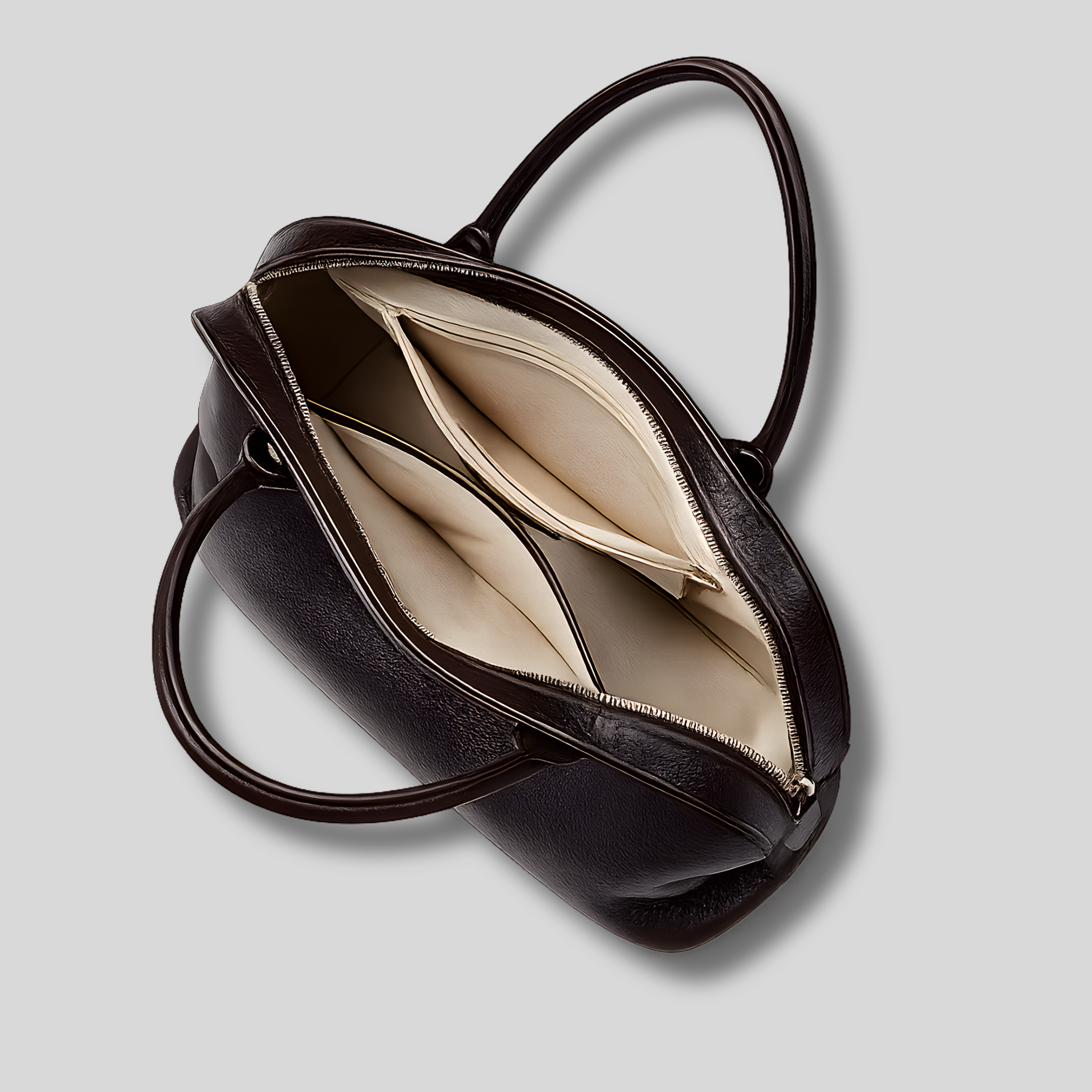 Intérieur du sac en cuir Élyndra avec compartiments et poche zippée