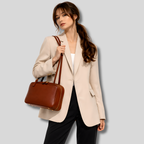 Sac épaule marron Zéphira porté à l’épaule – style élégant et minimal pour femme moderne