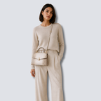 Femme portant le Sac Bandoulière Élysane beige en bandoulière avec tenue élégante