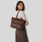 Sac cabas Miréva marron porté à l’épaule sur mannequin