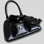 Sac épaule noir brillant avec poches avant ouvertes vue détaillée – AlluTurne
