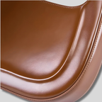 Détail texture cuir marron lisse – finition élégante et premium
