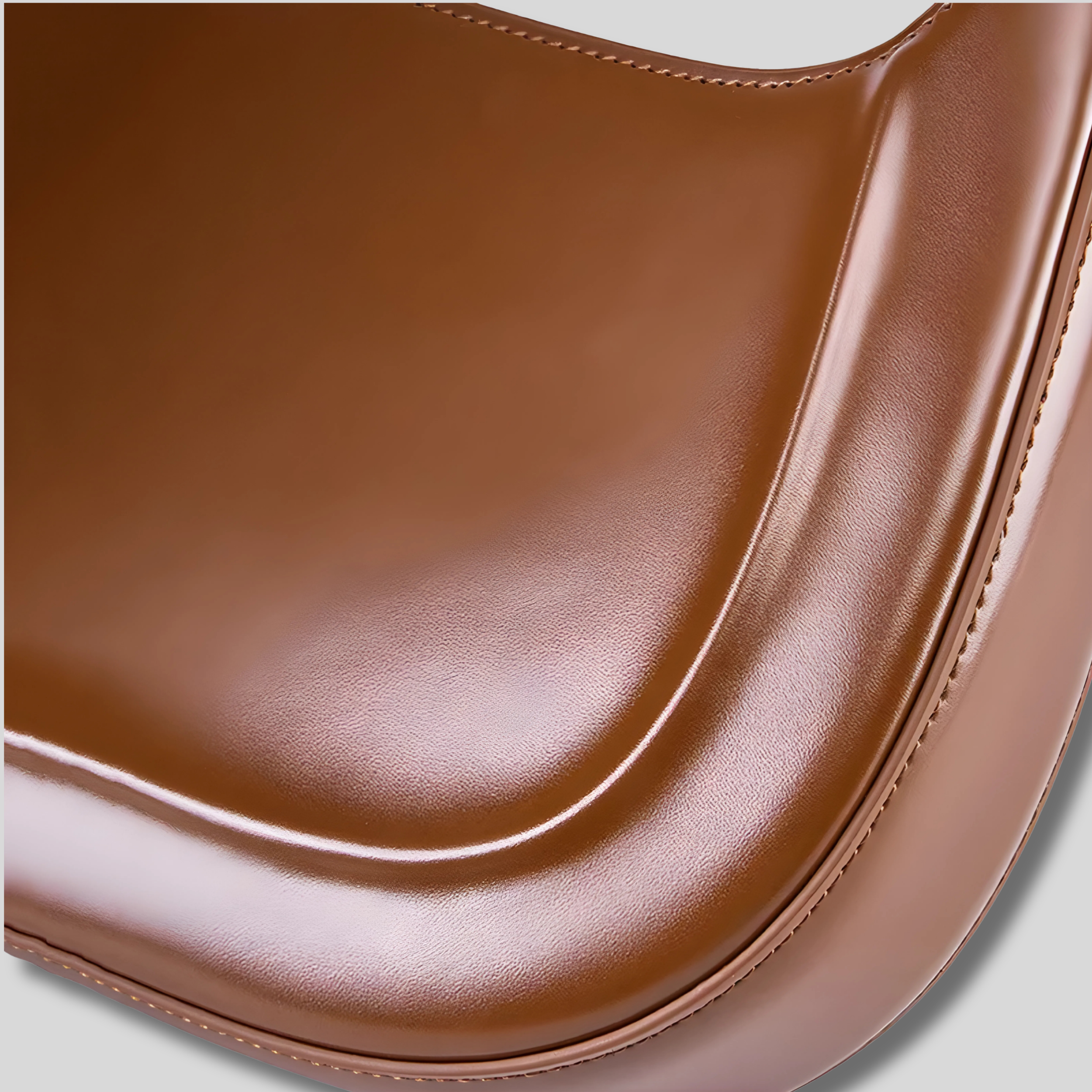 Détail texture cuir marron lisse – finition élégante et premium
