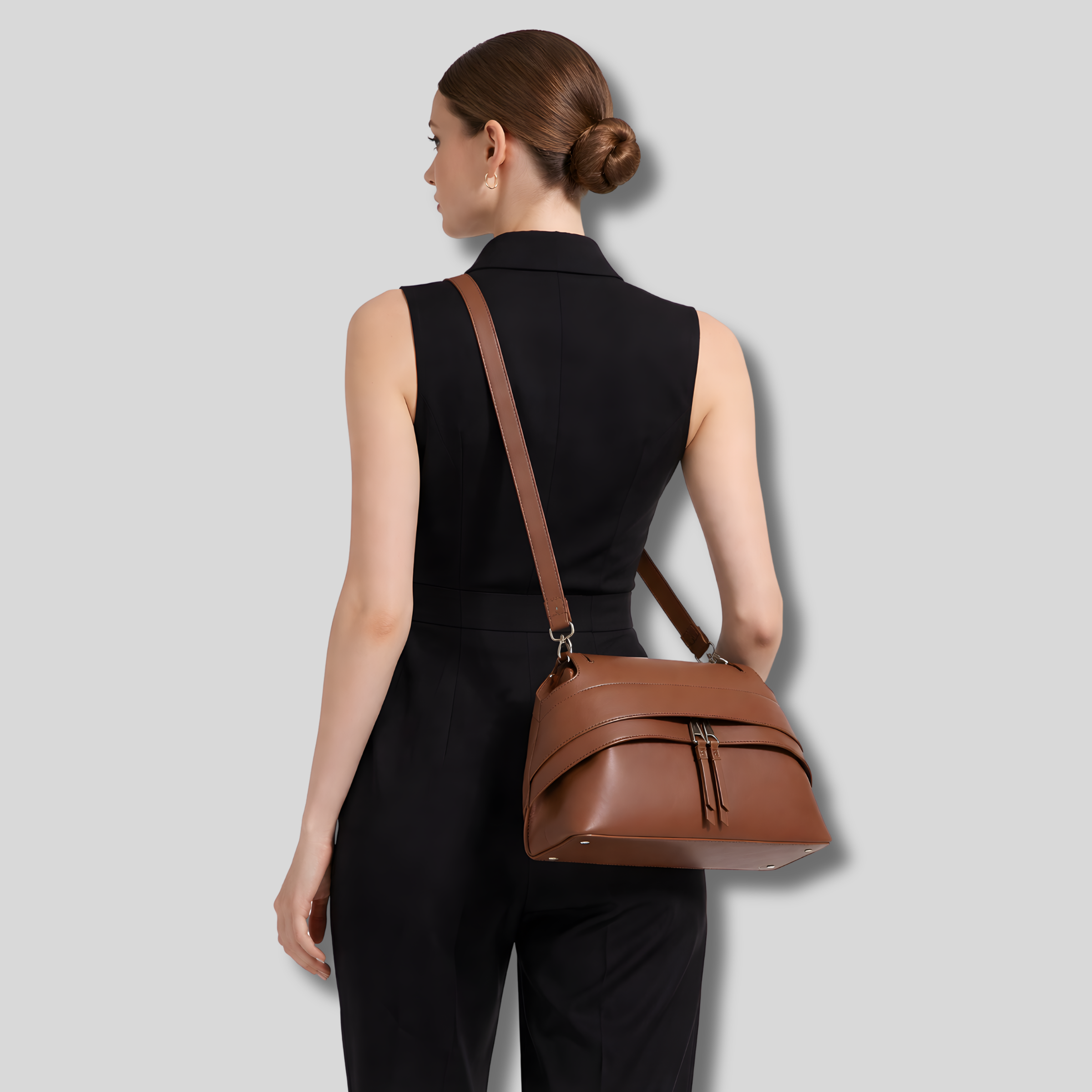 Femme portant un sac bandoulière marron vu de dos – look élégant et minimaliste