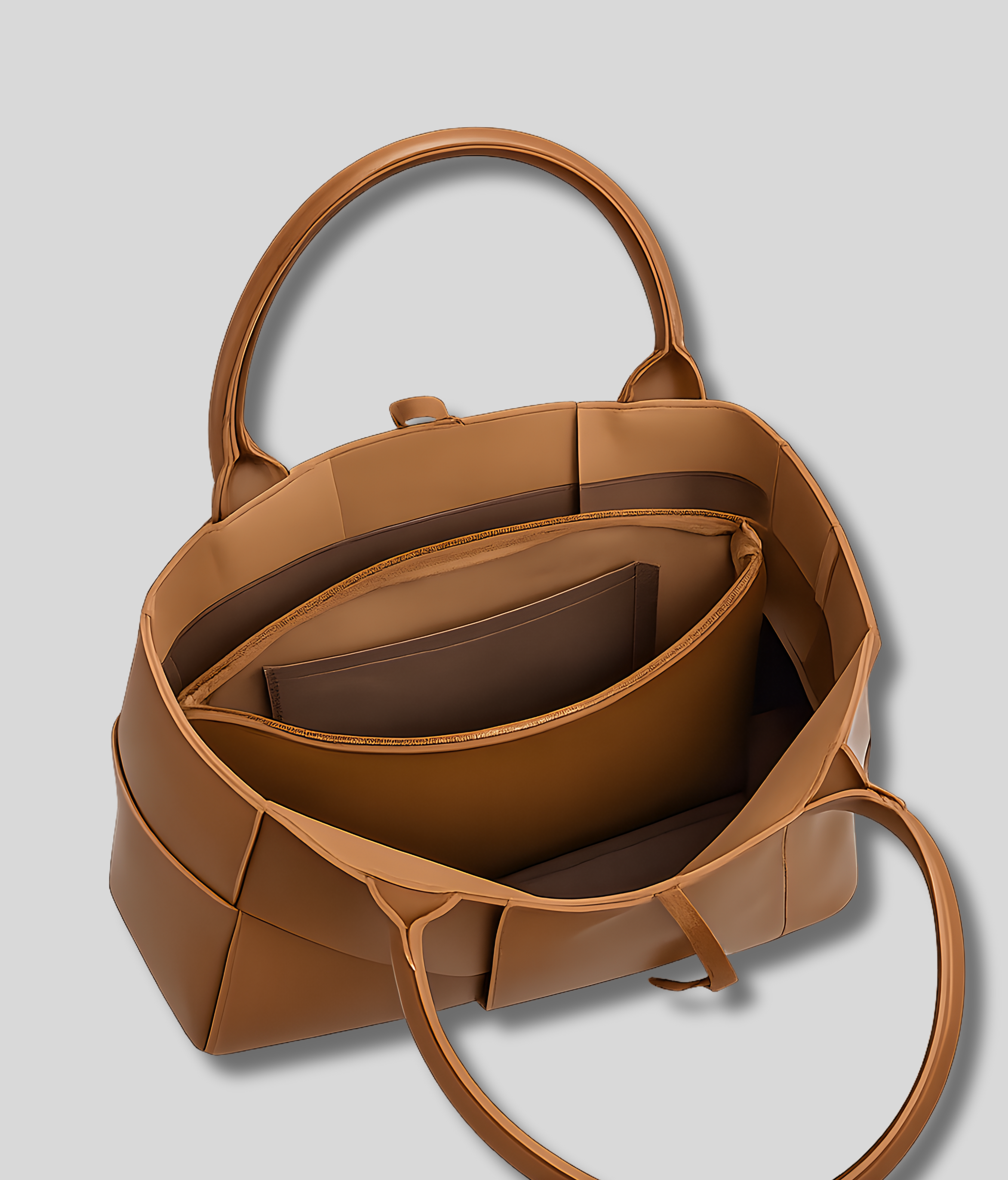 Intérieur du sac cabas marron, grand compartiment et poches pratiques, vue de dessus