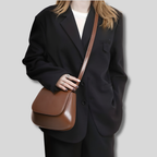 Sac bandoulière femme marron porté en travers – style élégant quotidien