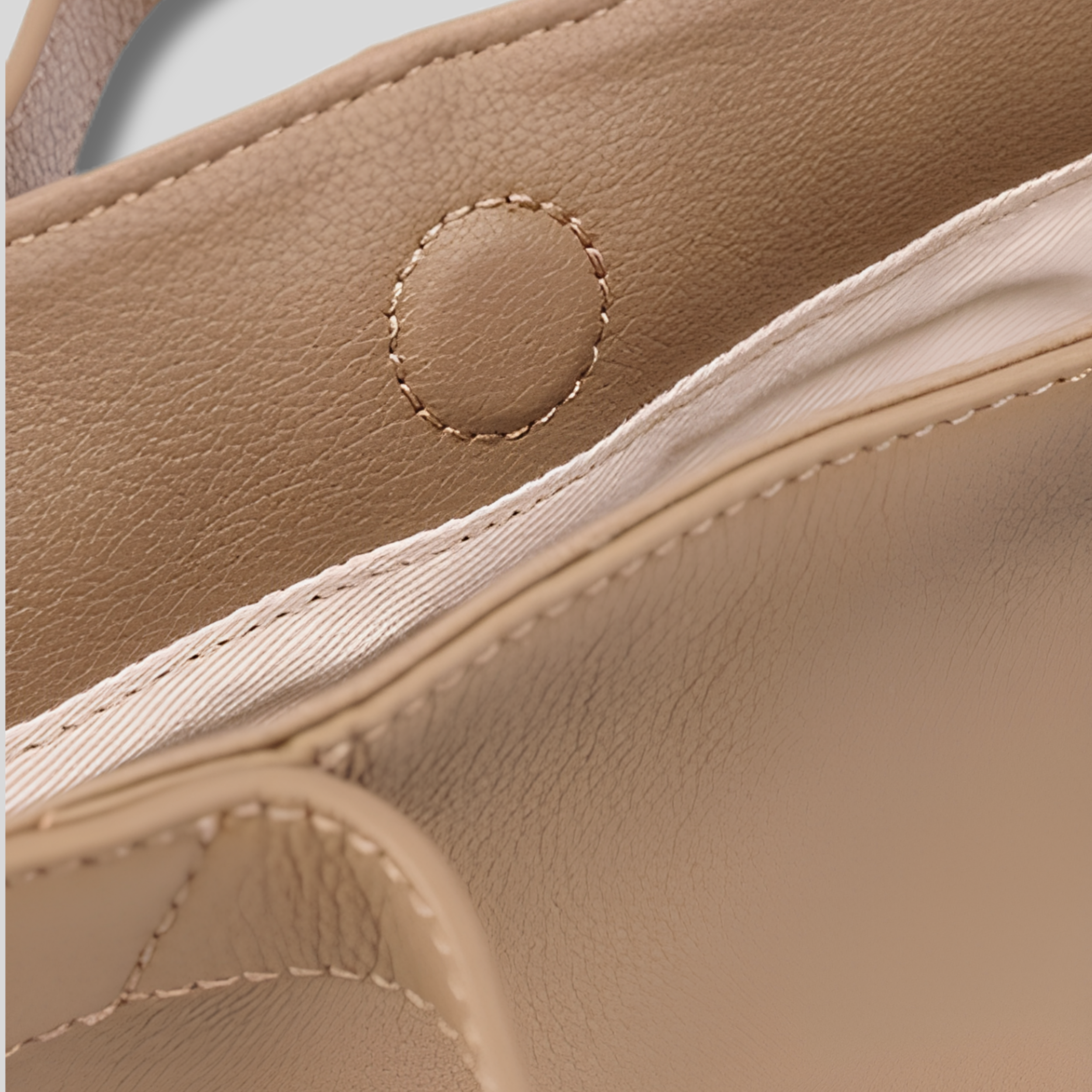 Détail du cuir véritable et des finitions intérieures du Sac Épaule Rovina avec couture de qualité premium