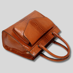Sac Cabas Oréliane marron effet crocodile, vue inclinée mettant en valeur les détails