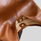 Détail intérieur du Sac Allure Intemporelle – fermeture magnétique et finition soignée