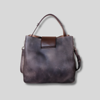 Vue arrière du sac porté épaule noir vintage en cuir véritable avec silhouette élégante et moderne