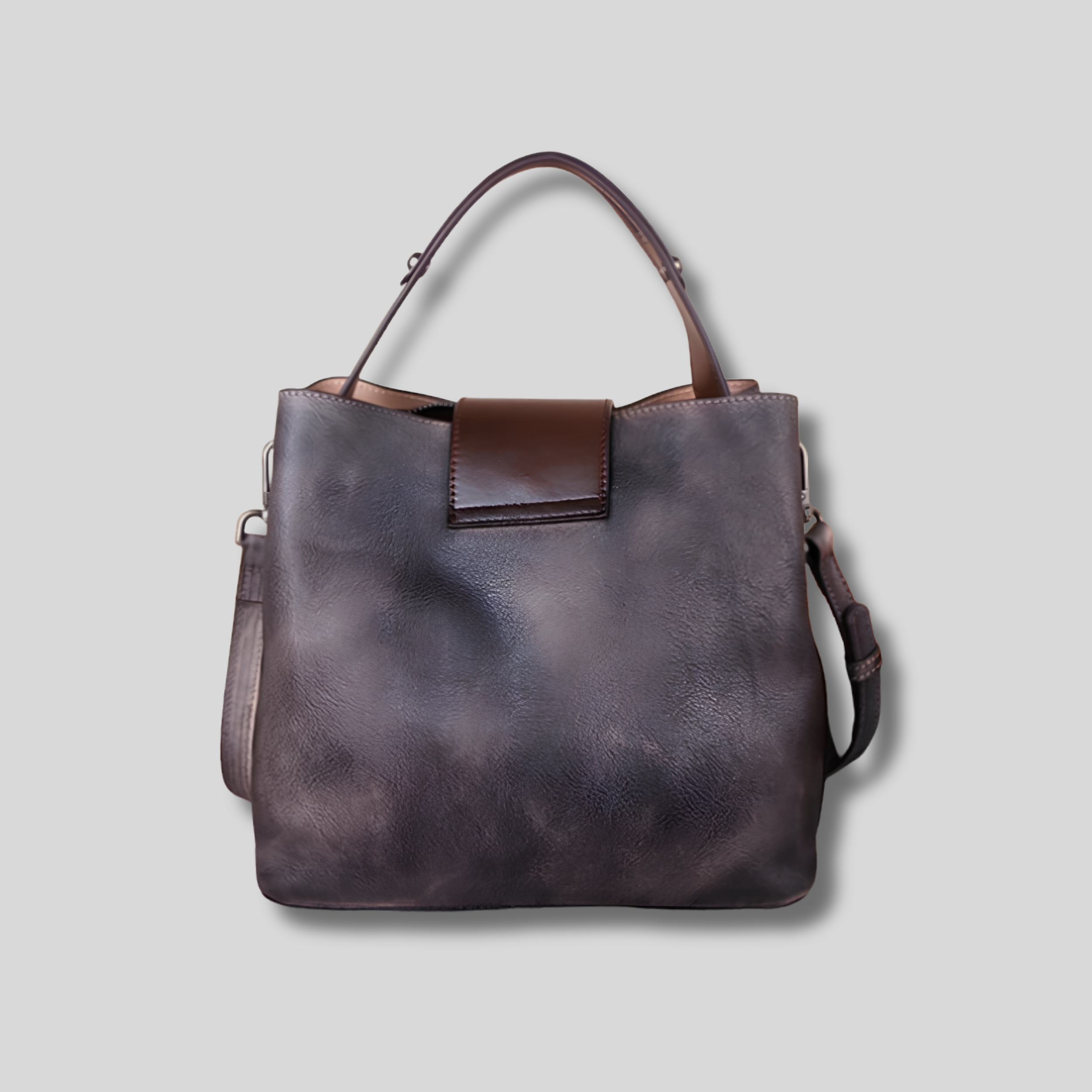 Vue arrière du sac porté épaule noir vintage en cuir véritable avec silhouette élégante et moderne