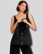 Femme tenant le sac cabas suédé noir devant elle style élégant