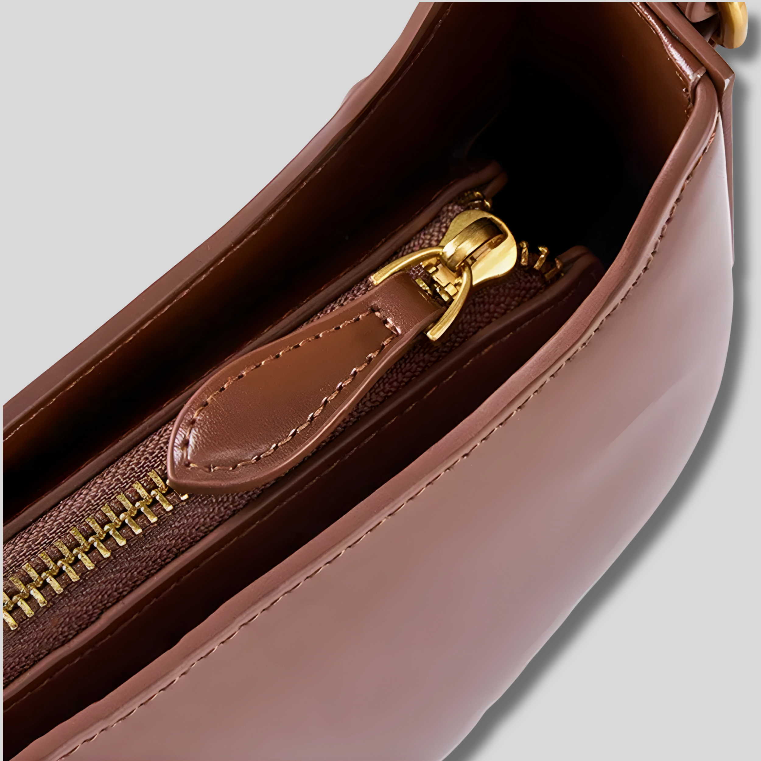 Fermeture zippée dorée du sac épaule – détail raffiné et sécurisé
