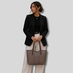 Femme tenant un sac cabas taupe en cuir véritable à la main