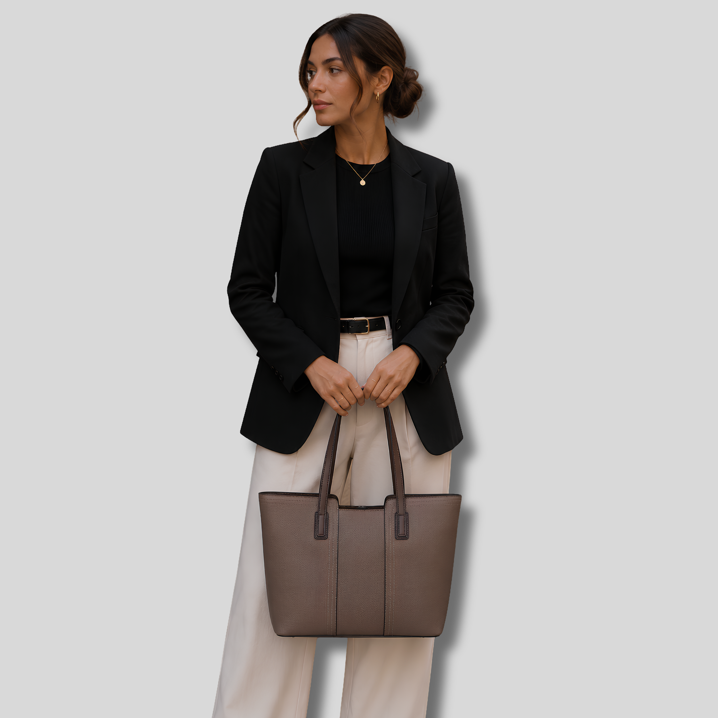 Femme tenant un sac cabas taupe en cuir véritable à la main