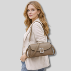 Sac bandoulière femme Veloria porté à l’épaule couleur beige