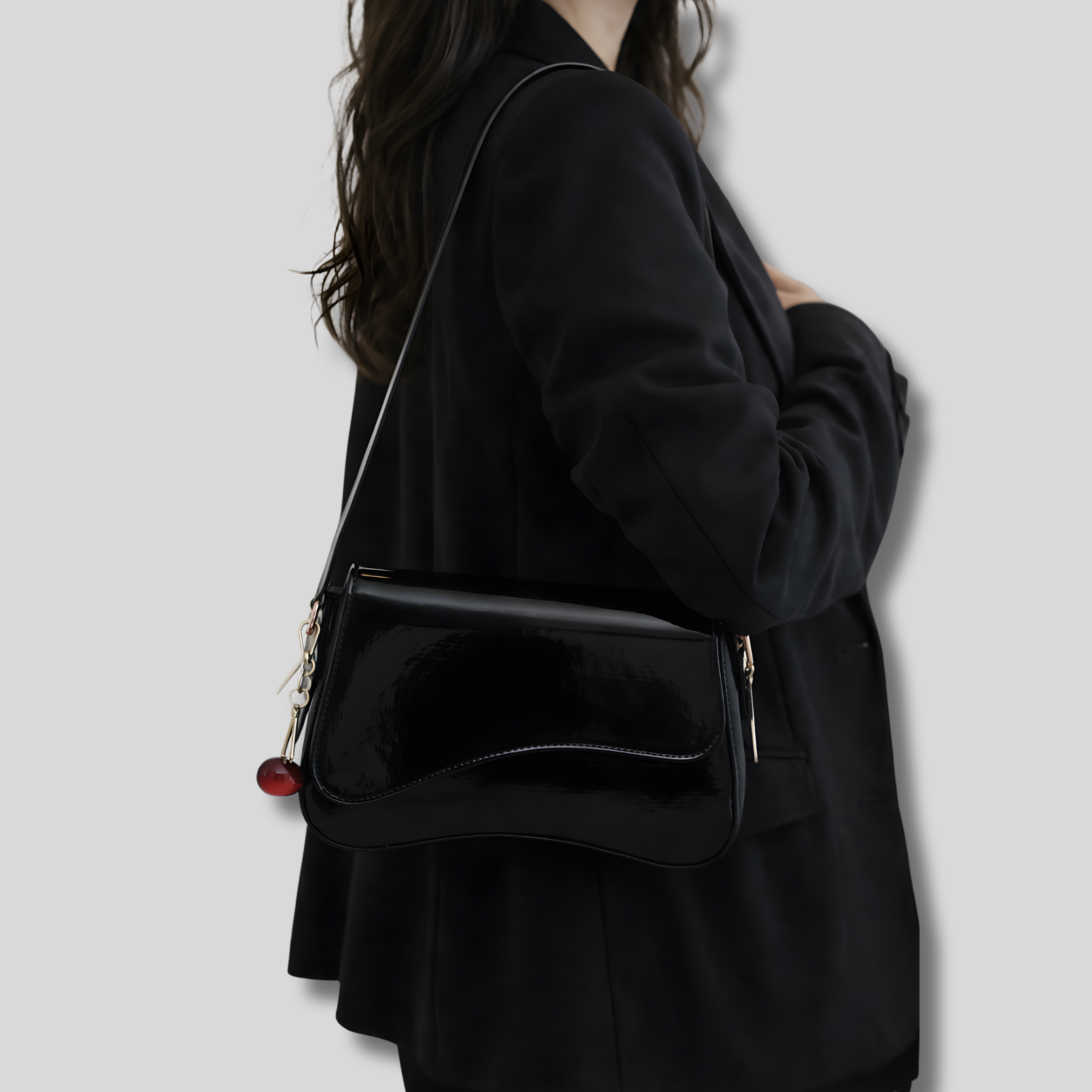 Sac bandoulière Soléna noir porté à l’épaule – look élégant femme