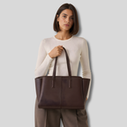 Femme tenant le sac cabas marron foncé Soléane porté main devant elle