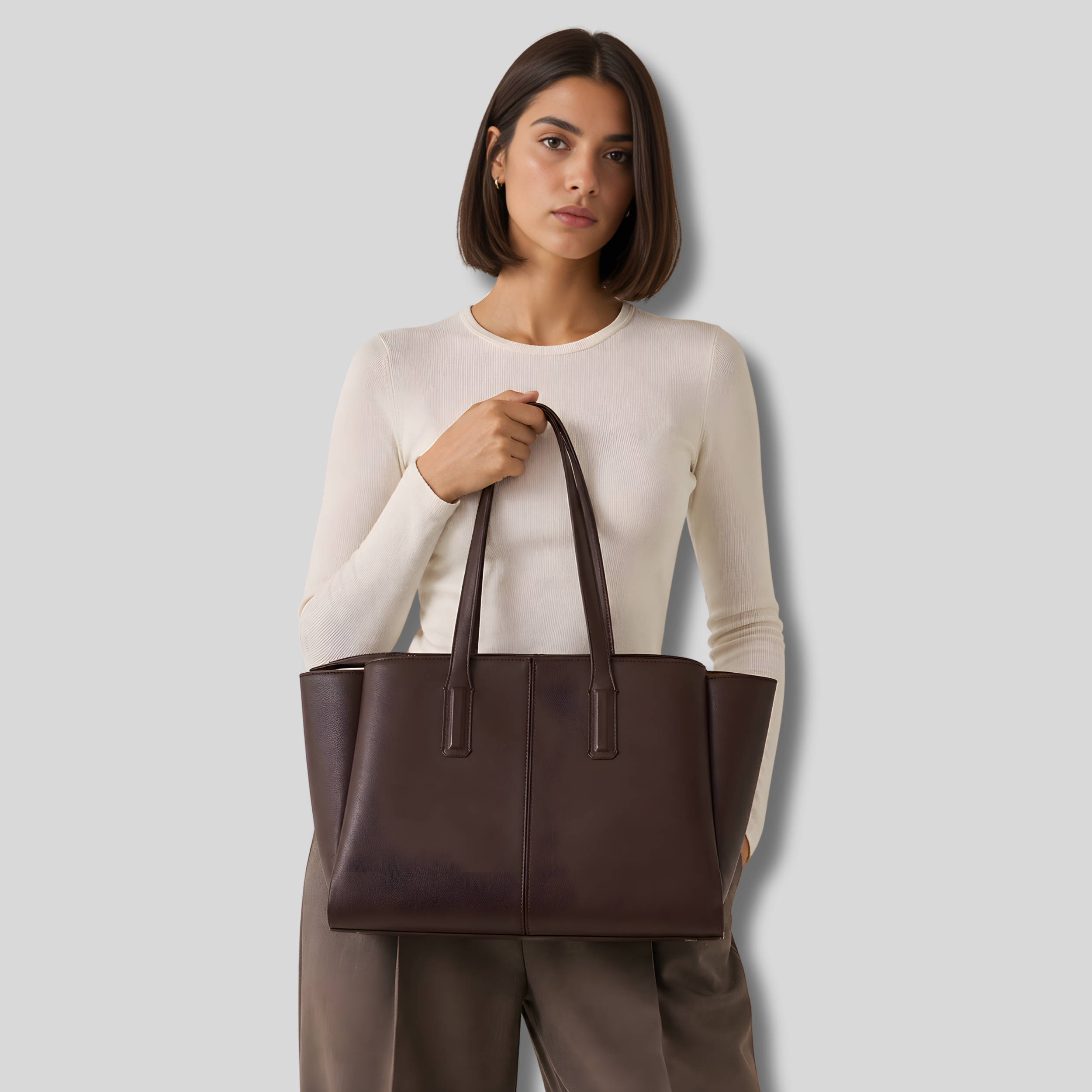 Femme tenant le sac cabas marron foncé Soléane porté main devant elle
