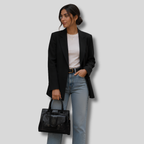 Sac Cabas Oréliane noir porté à la main par un mannequin, style élégant et moderne