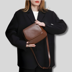 Sac à épaule femme marron porté à la main – look chic avec blazer noir