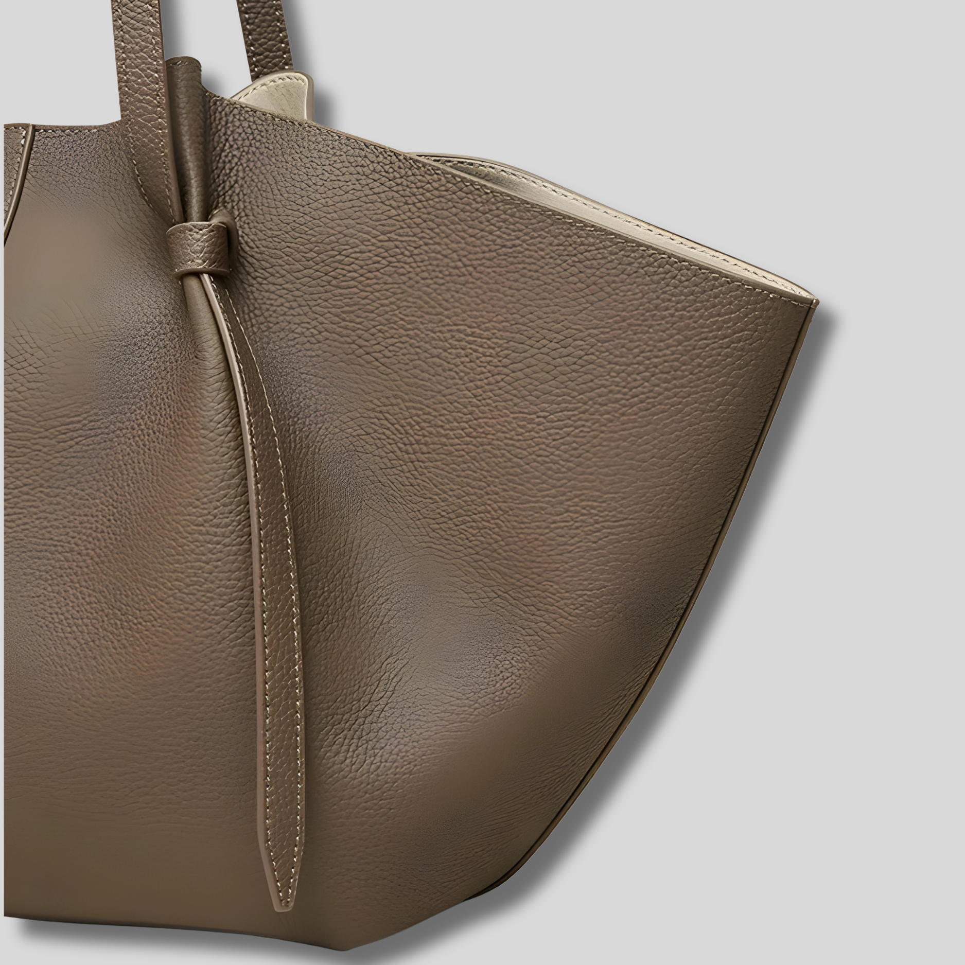 Détail cuir du sac cabas Novélya marron – finition premium texturée